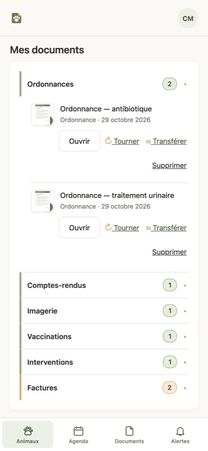 Écran « Mes documents » du carnet VetoDossier : deux ordonnances datées, avec les boutons Ouvrir, Tourner et Transférer, puis les rubriques Comptes-rendus, Imagerie, Vaccinations, Interventions et Factures avec le nombre de documents de chacune.
