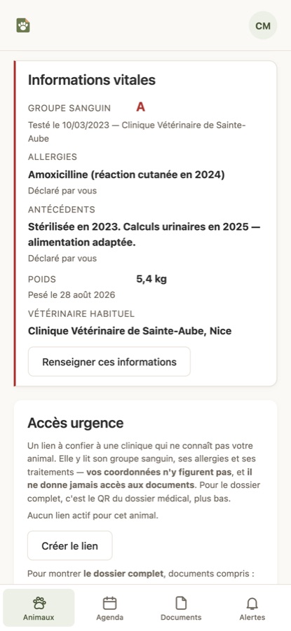 Écran « Informations vitales » du carnet VetoDossier sur téléphone : groupe sanguin A testé en clinique avec sa date, une allergie à un antibiotique déclarée par le propriétaire, des antécédents (stérilisation, calculs urinaires), un poids de 5,4 kg avec sa date de pesée, le vétérinaire habituel, puis le bloc « Accès urgence » avec le bouton « Créer le lien ».
