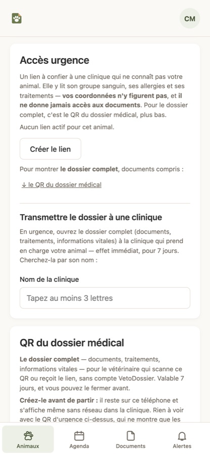 Écran « Accès urgence » du carnet VetoDossier sur téléphone : le lien d'urgence à confier à une clinique qui ne connaît pas l'animal, avec le bouton Créer le lien, la transmission du dossier à une clinique cherchée par son nom, et le QR du dossier médical, valable 7 jours, à créer avant de partir.