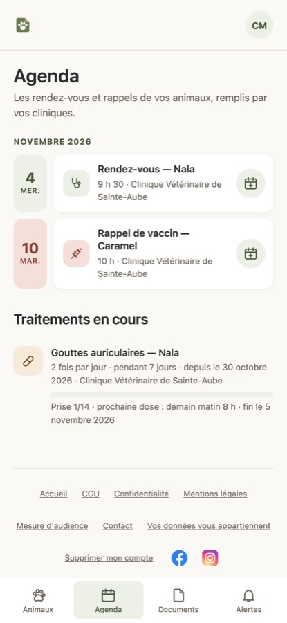 Écran « Agenda » du carnet VetoDossier : en novembre 2026, un rendez-vous le 4 et un rappel de vaccin le 10 pour deux animaux fictifs, notés par leur clinique, puis un traitement en cours avec sa progression.