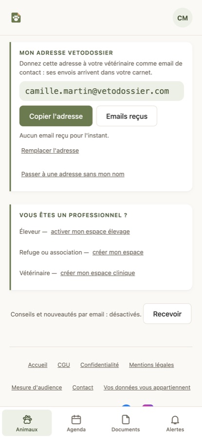 Écran « Mon adresse VetoDossier » du carnet sur téléphone : l'adresse email du carnet à donner à sa clinique, les boutons Copier l'adresse et Emails reçus, et les liens pour remplacer l'adresse.
